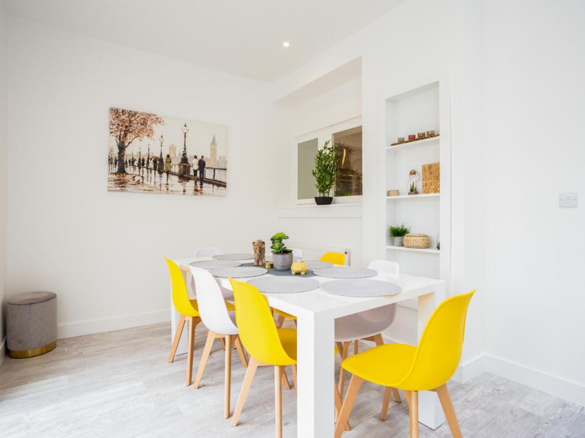 Large Modern Family Home Windsor Zewnętrze zdjęcie