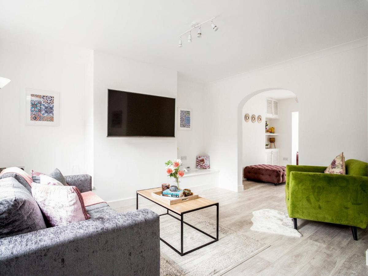 Large Modern Family Home Windsor Zewnętrze zdjęcie