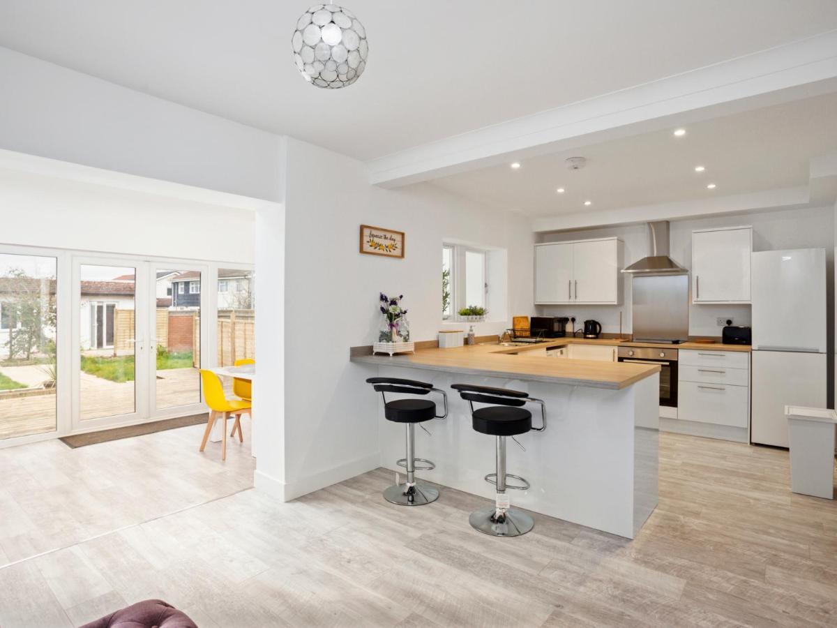 Large Modern Family Home Windsor Zewnętrze zdjęcie